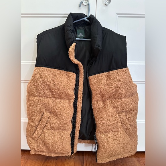 wild fable Jackets & Blazers - Wild fable Woman’s Tan Sherpa Vest with Black Yoke